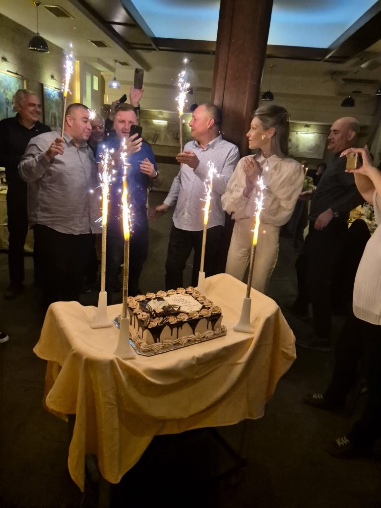 IMG-04e55c2e021433bdc2b5b9d1ee9a163f-V